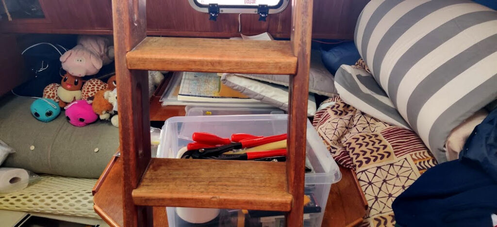 Työkaluja ja karttoja levitettynä veneeseen