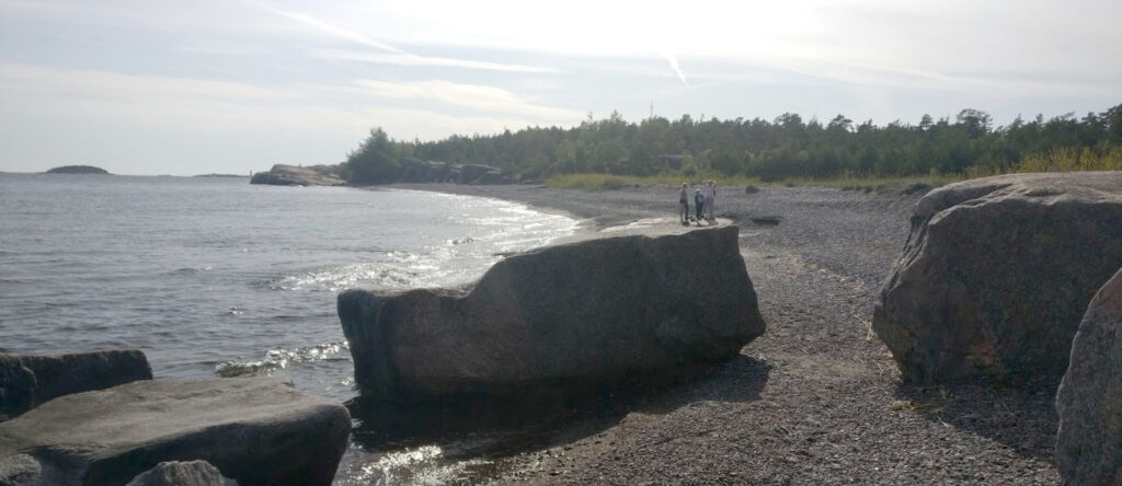 Isoja siirtolohkareita rannalla