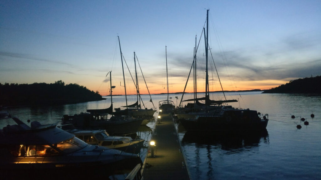 Laituri ja auringonlasku