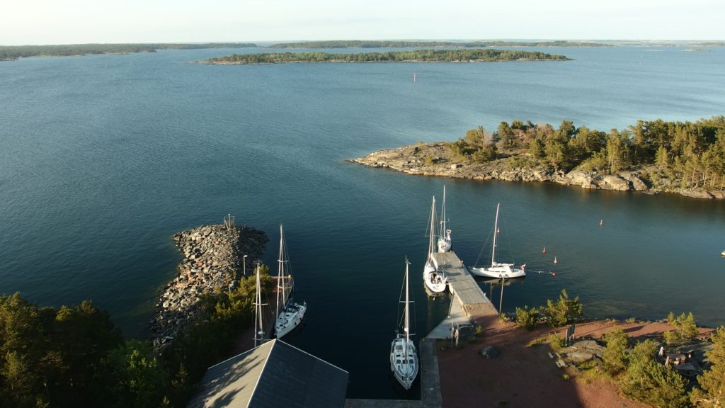 Bärö merivartiotornista kuvattuna.