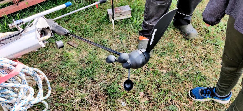 Tuulimittarin asennus: tuulianturi paikallaan mastossa