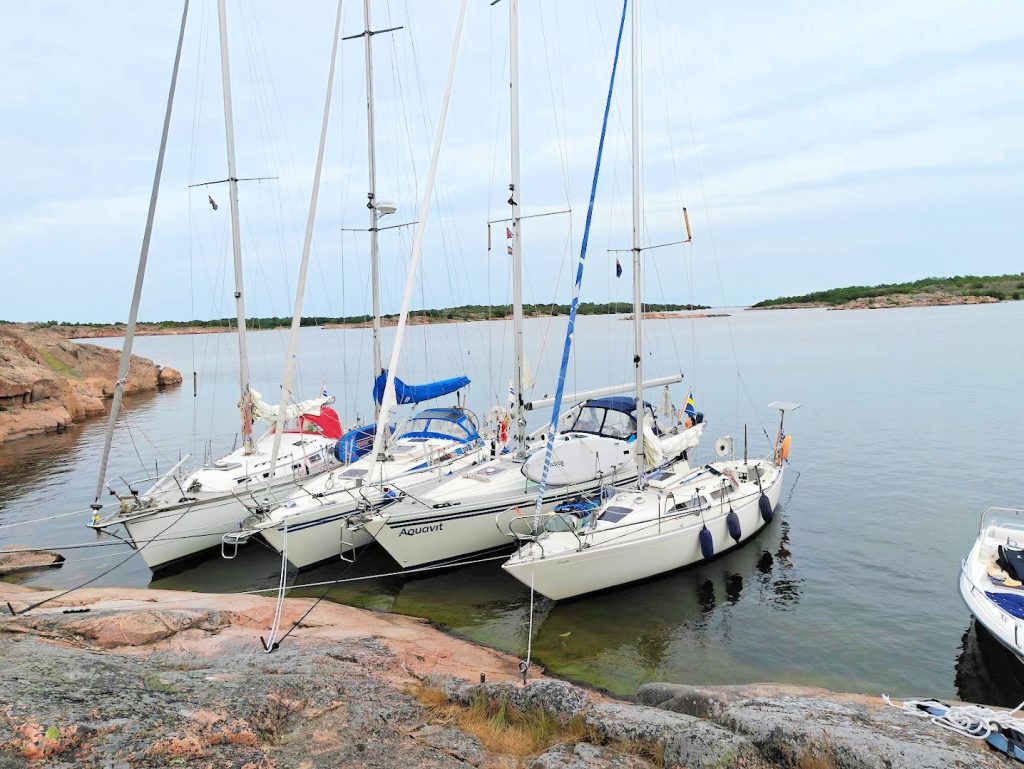 Purjeveneitä Källskärin rannassa